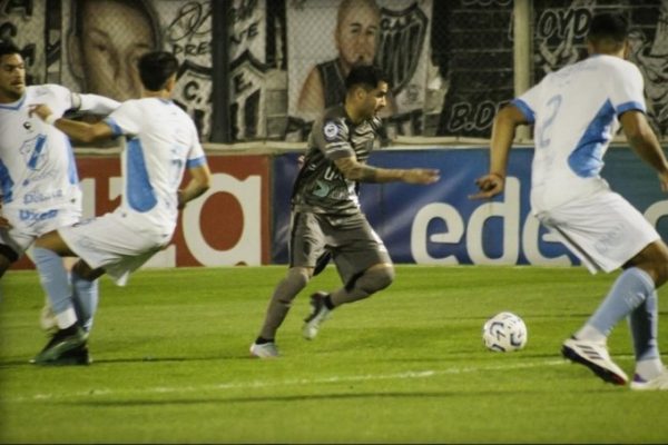 Estudiantes y Temperley empataron y se afianzaron en puestos de Reducido