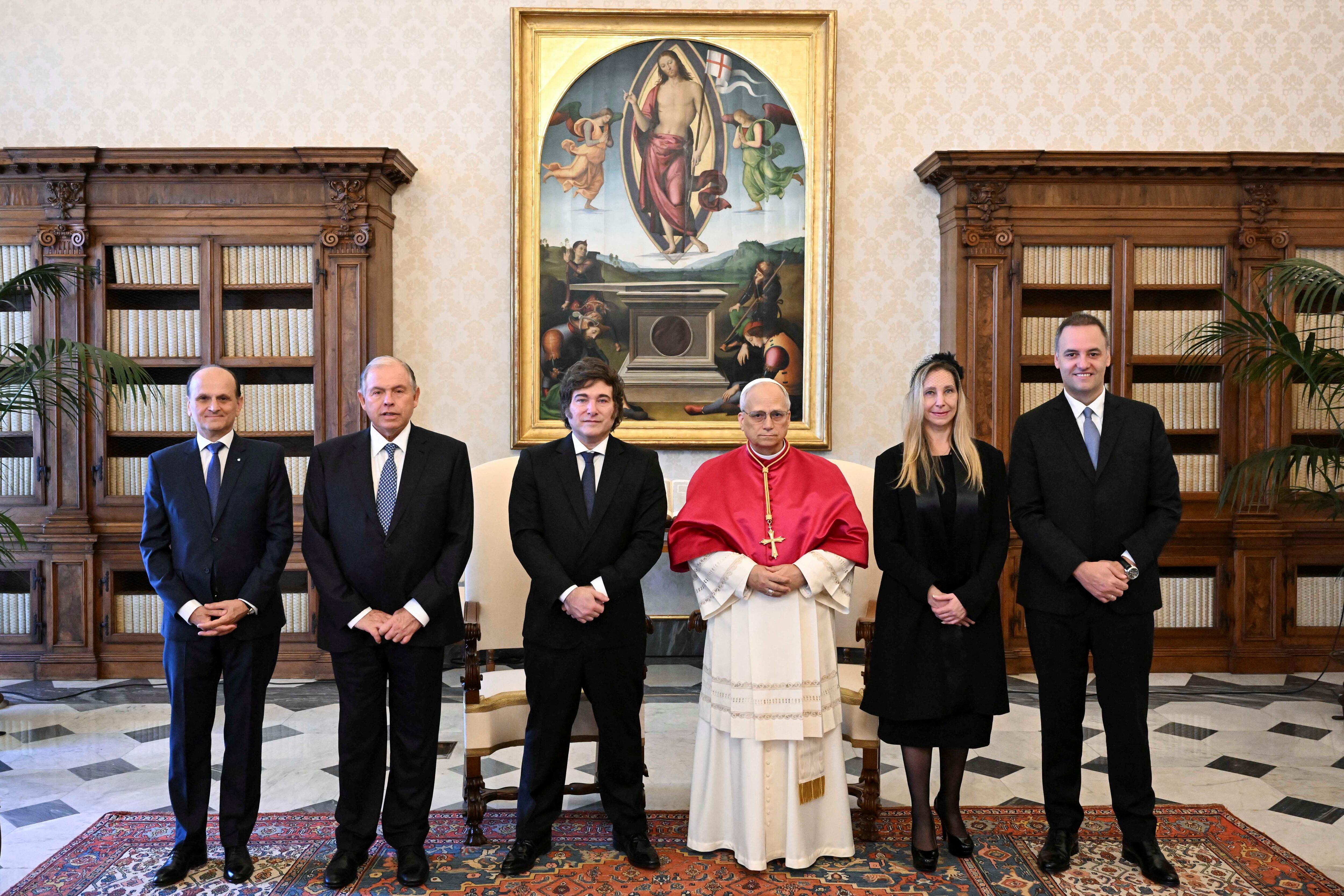 historia-y-tradicion-que-regalos-le-hizo-el-presidente-javier-milei-al-papa-leon-xiv-7 Historia y tradición: qué regalos le hizo el presidente Javier Milei al Papa León XIV