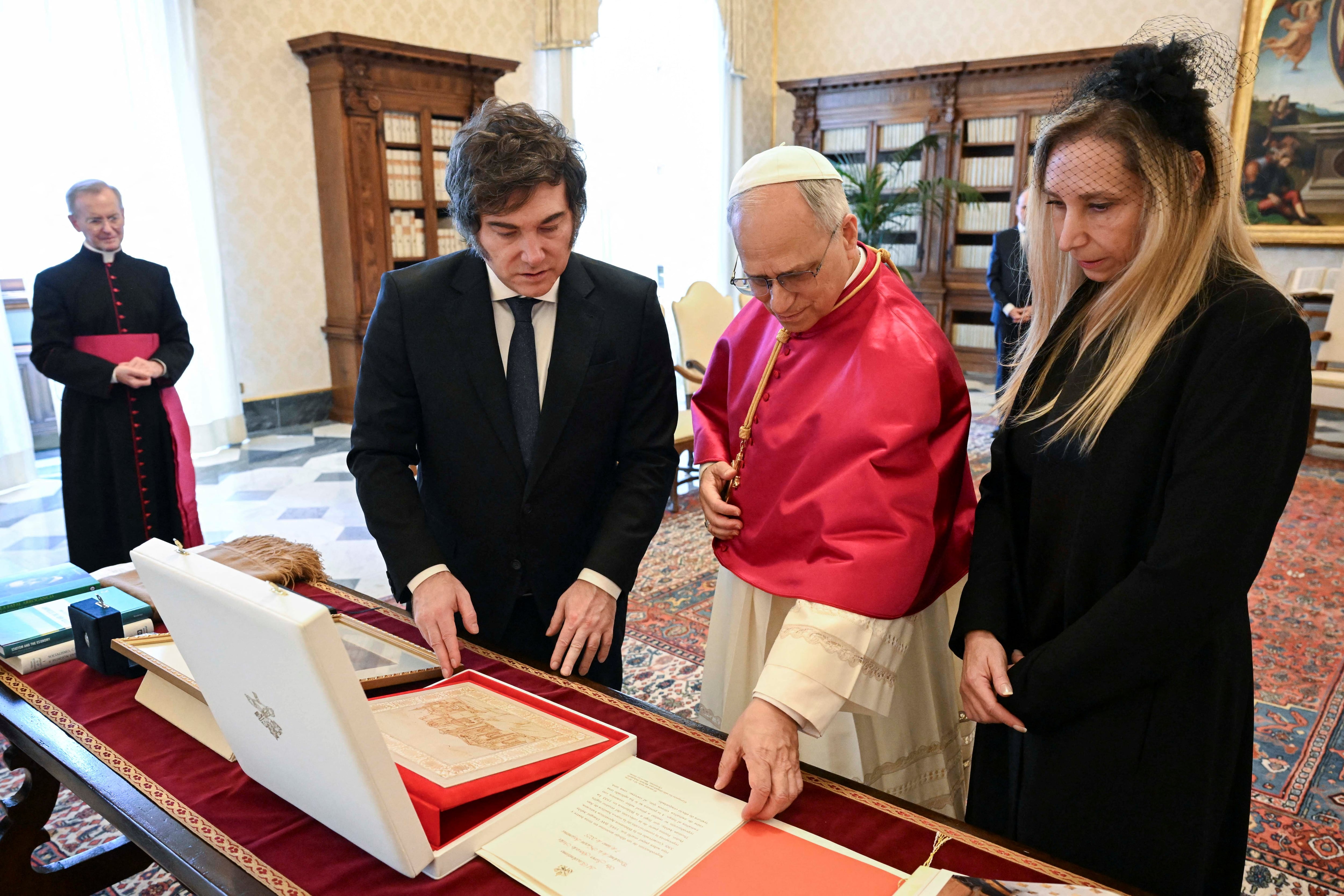 historia-y-tradicion-que-regalos-le-hizo-el-presidente-javier-milei-al-papa-leon-xiv Historia y tradición: qué regalos le hizo el presidente Javier Milei al Papa León XIV