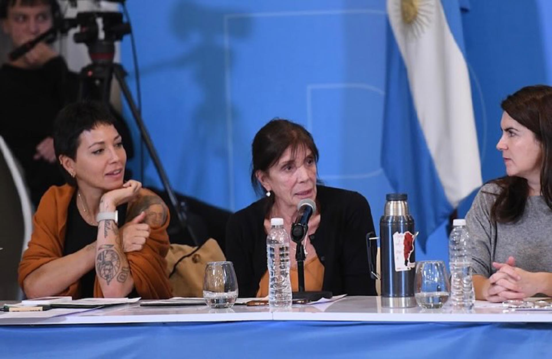 intendentes-justicialistas-de-todo-el-pais-se-reunieron-para-coordinar-una-movilizacion-masiva-en-apoyo-a-cristina-kirchner-2 Intendentes justicialistas de todo el país se reunieron para coordinar una movilización masiva en apoyo a Cristina Kirchner