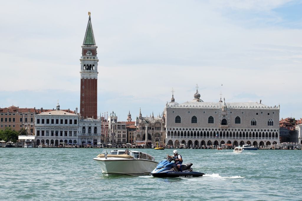jeff-bezos-y-lauren-sanchez-se-casaron-antes-de-llegar-a-venecia-y-firmaron-un-millonario-acuerdo-prenupcial-2 Jeff Bezos y Lauren Sánchez se casaron antes de llegar a Venecia y firmaron un millonario acuerdo prenupcial