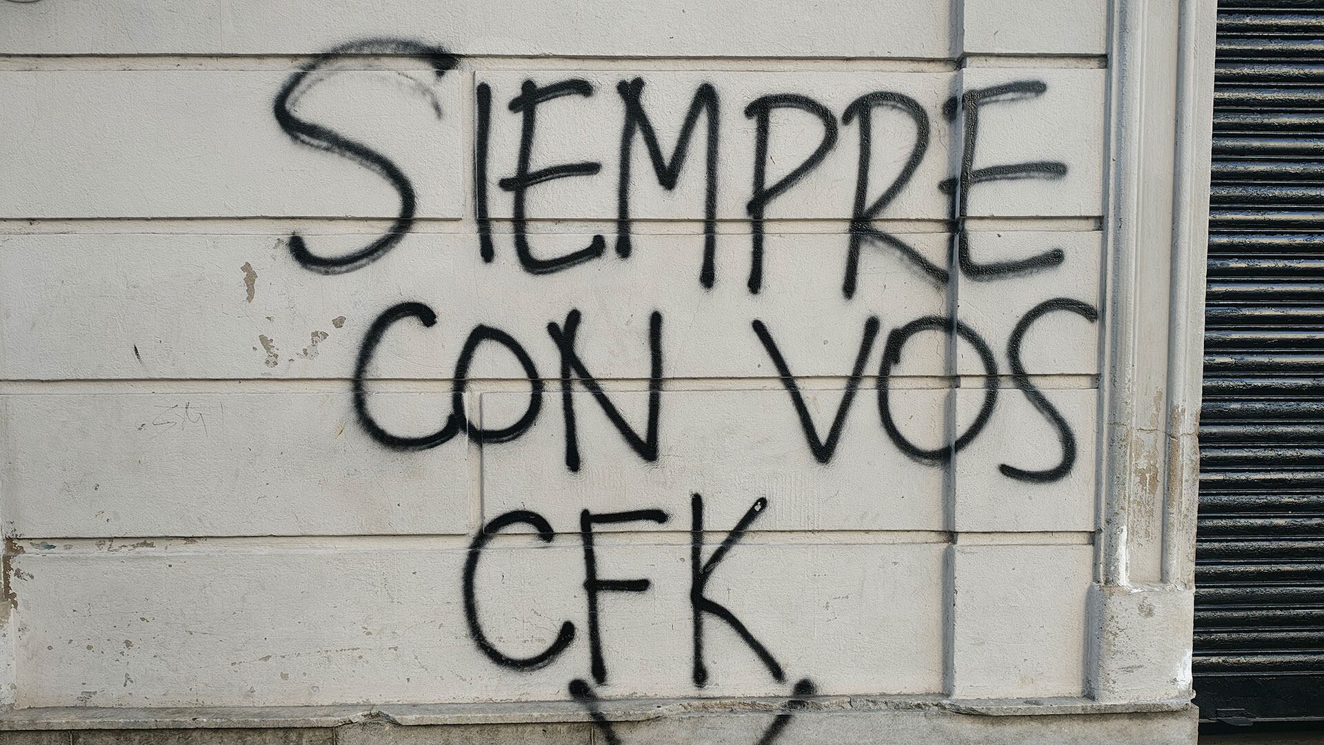 la-cuadra-que-eligio-cfk-para-cumplir-su-condena-275-000-dolares-para-vivir-bajo-su-balcon-y-bano-a-la-gorra-para-la-militancia-1 La cuadra que eligió CFK para cumplir su condena: 275.000 dólares para vivir bajo su balcón y baño “a la gorra” para la militancia