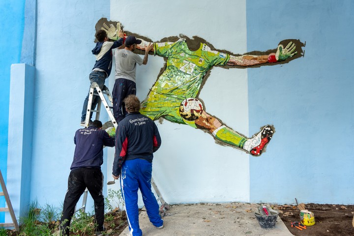 la-historia-del-mural-colosal-que-conmovio-a-dibu-martinez-1 La historia del mural colosal que conmovió a Dibu Martínez