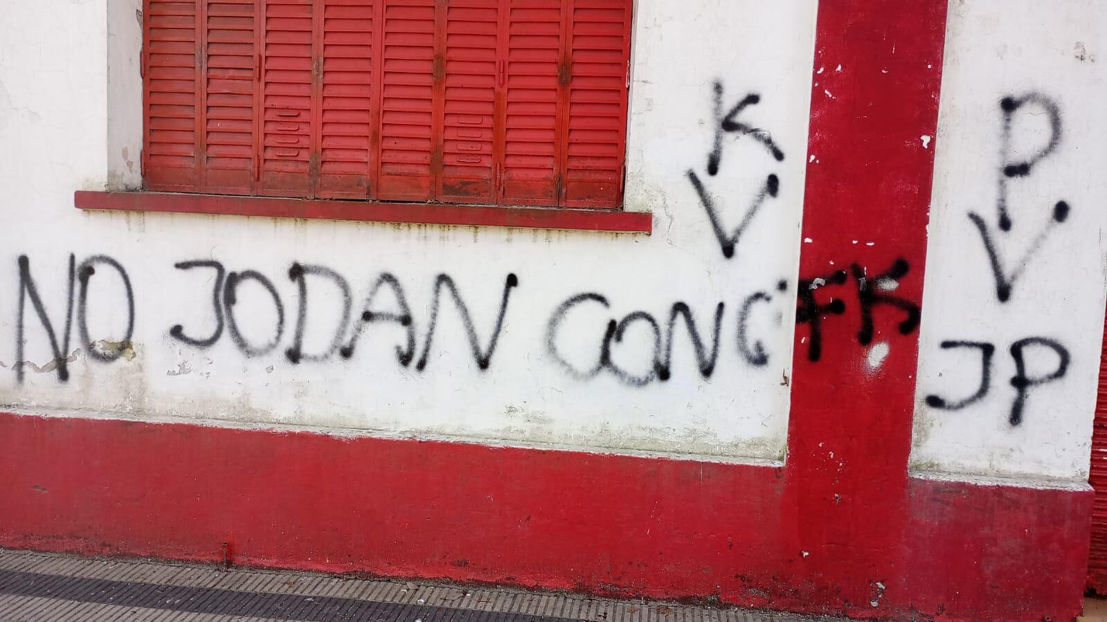 la-ucr-denuncio-ataques-a-siete-comites-con-pintadas-alusivas-a-cristina-kirchner-1 La UCR denunció ataques a siete comités con pintadas alusivas a Cristina Kirchner