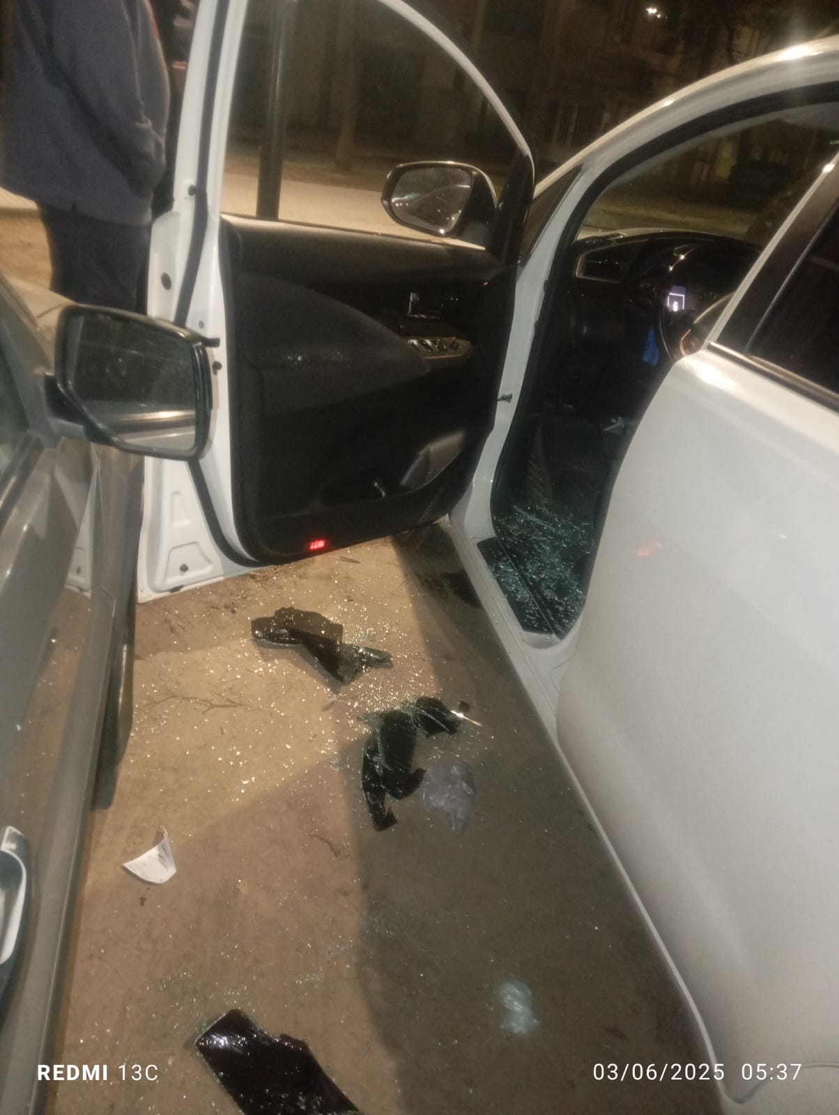 le-robaron-al-intendente-de-santa-fe-delincuentes-rompieron-el-vidrio-de-su-auto-y-se-llevaron-documentacion-1 Le robaron al intendente de Santa Fe: delincuentes rompieron el vidrio de su auto y se llevaron documentación