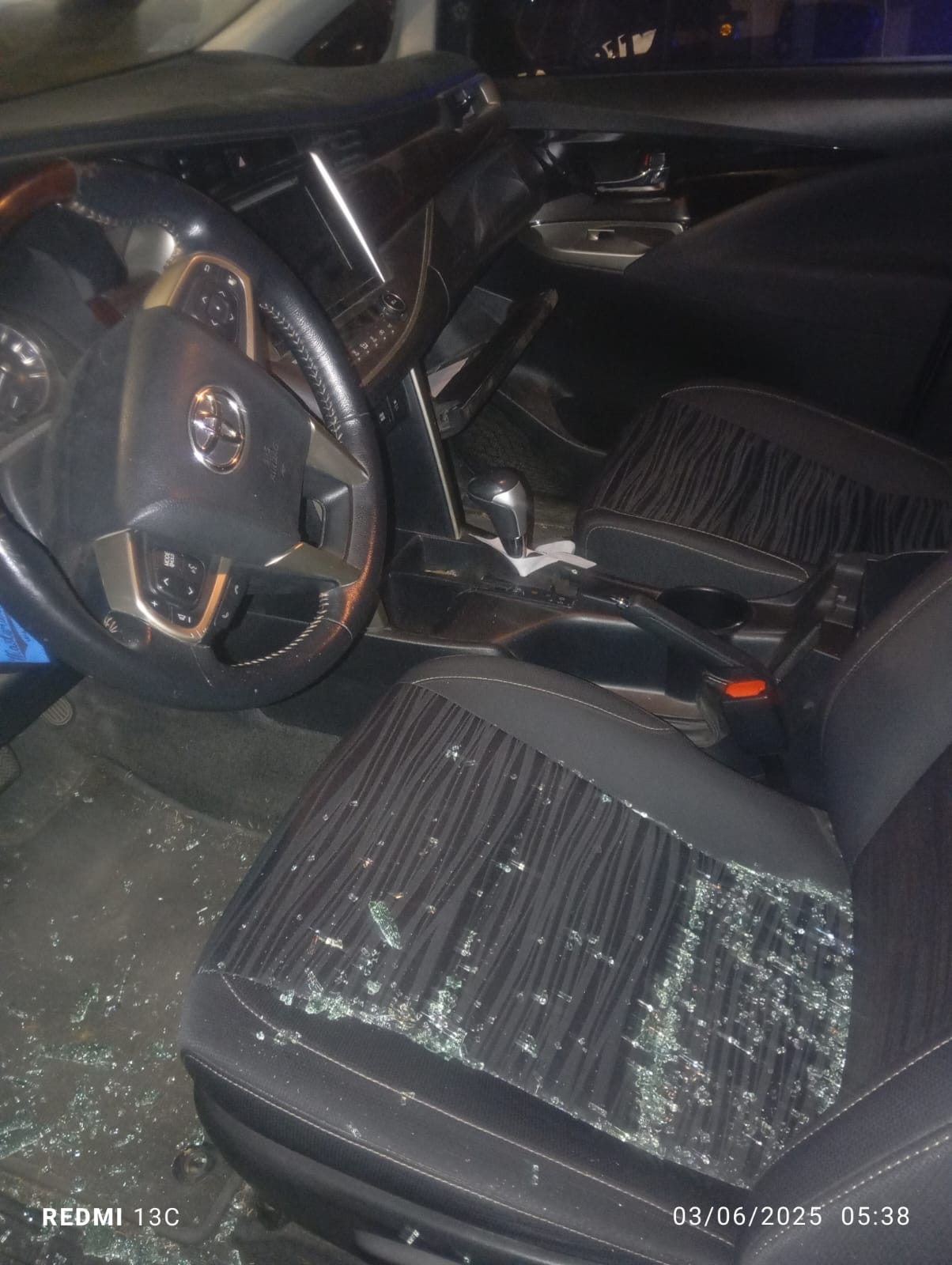 le-robaron-al-intendente-de-santa-fe-delincuentes-rompieron-el-vidrio-de-su-auto-y-se-llevaron-documentacion-2 Le robaron al intendente de Santa Fe: delincuentes rompieron el vidrio de su auto y se llevaron documentación