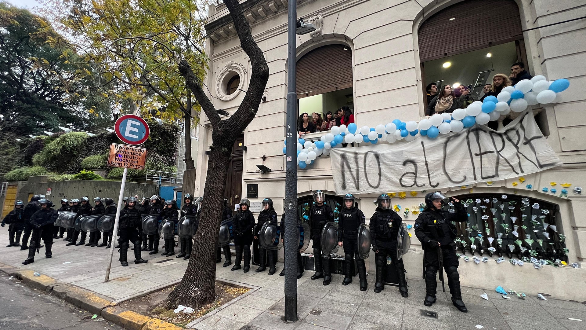 liberaron-a-juan-grabois-tras-haber-sido-detenido-por-ocupar-el-instituto-juan-domingo-peron-no-tengo-una-imputacion-especifica-1 Liberaron a Juan Grabois tras haber sido detenido por ocupar el Instituto Juan Domingo Perón: “No tengo una imputación específica”