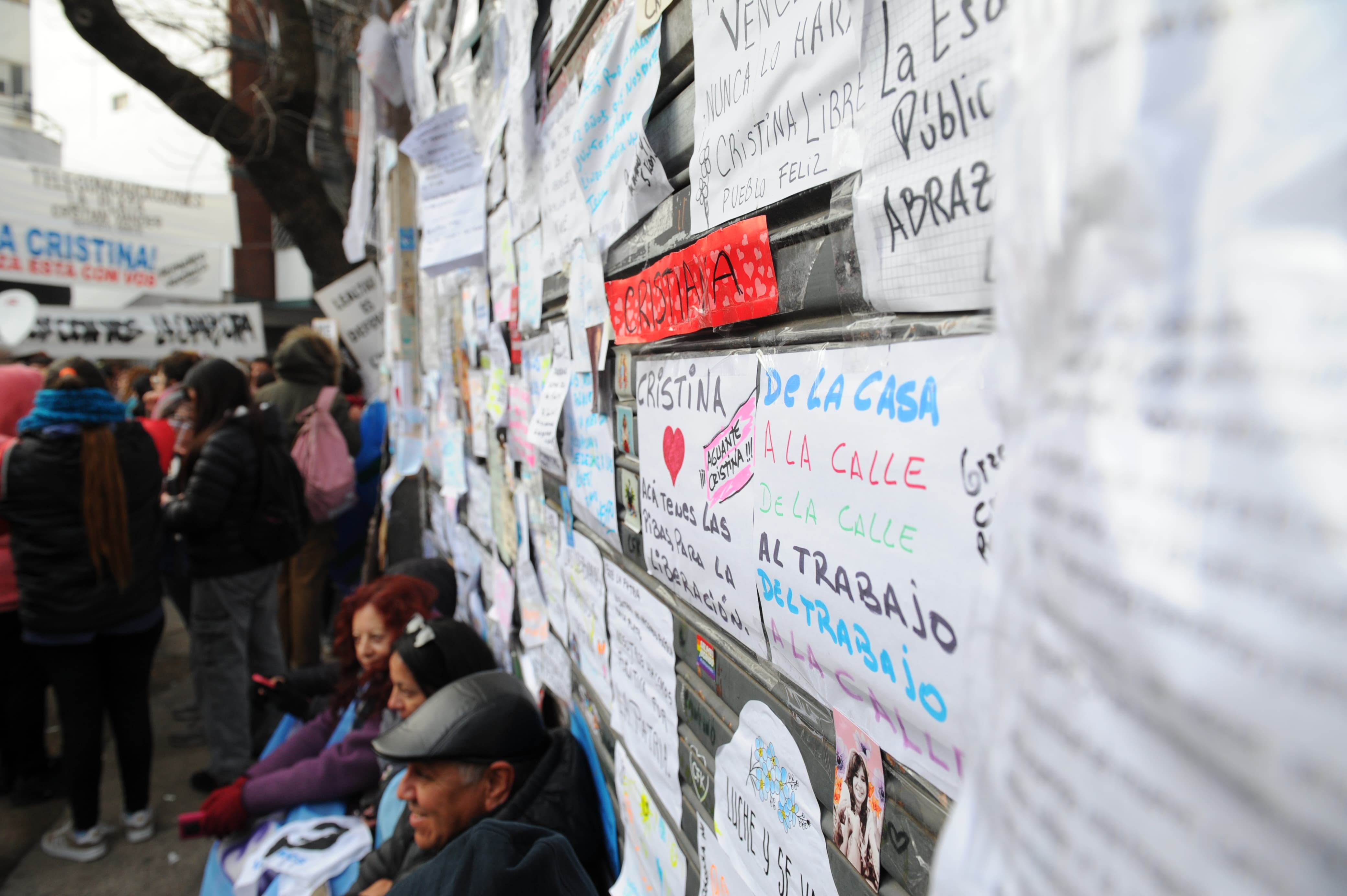 marcha-a-plaza-de-mayo-por-la-condena-a-cristina-kirchner-en-vivo-la-policia-controla-los-micros-que-llegan-a-caba-1 Marcha a Plaza de Mayo por la condena a Cristina Kirchner, en vivo: la Policía controla los micros que llegan a CABA