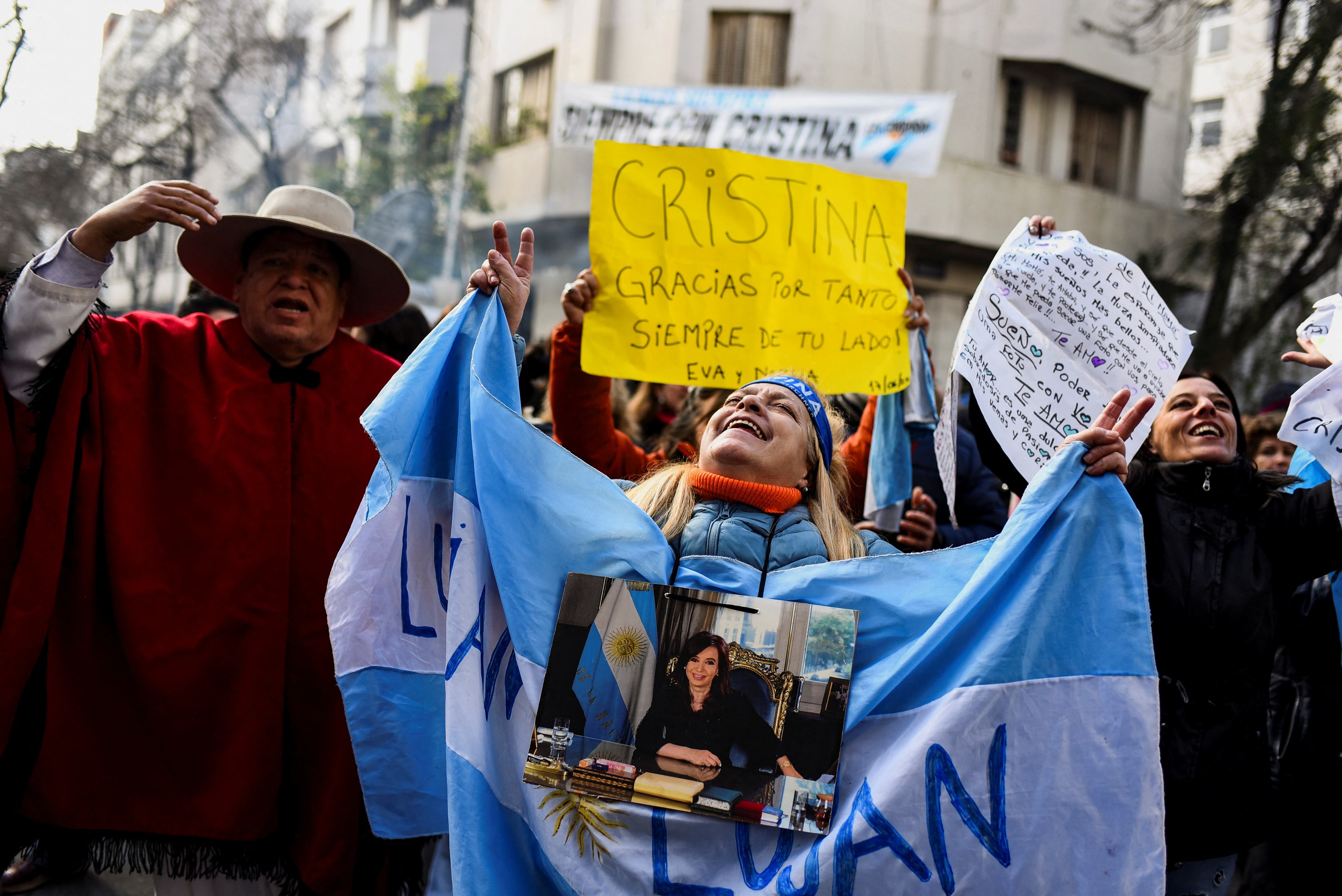 vallaron-el-frente-de-la-casa-de-cristina-kirchner-en-la-previa-a-un-banderazo-convocado-por-el-kirchnerismo-4 Vallaron el frente de la casa de Cristina Kirchner en la previa a un “banderazo” convocado por el kirchnerismo