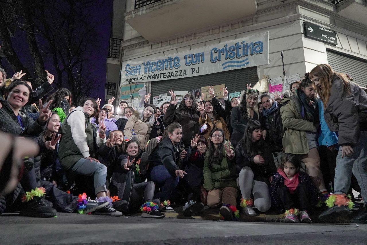 vallaron-el-frente-de-la-casa-de-cristina-kirchner-en-la-previa-a-un-banderazo-convocado-por-el-kirchnerismo-5 Vallaron el frente de la casa de Cristina Kirchner en la previa a un “banderazo” convocado por el kirchnerismo