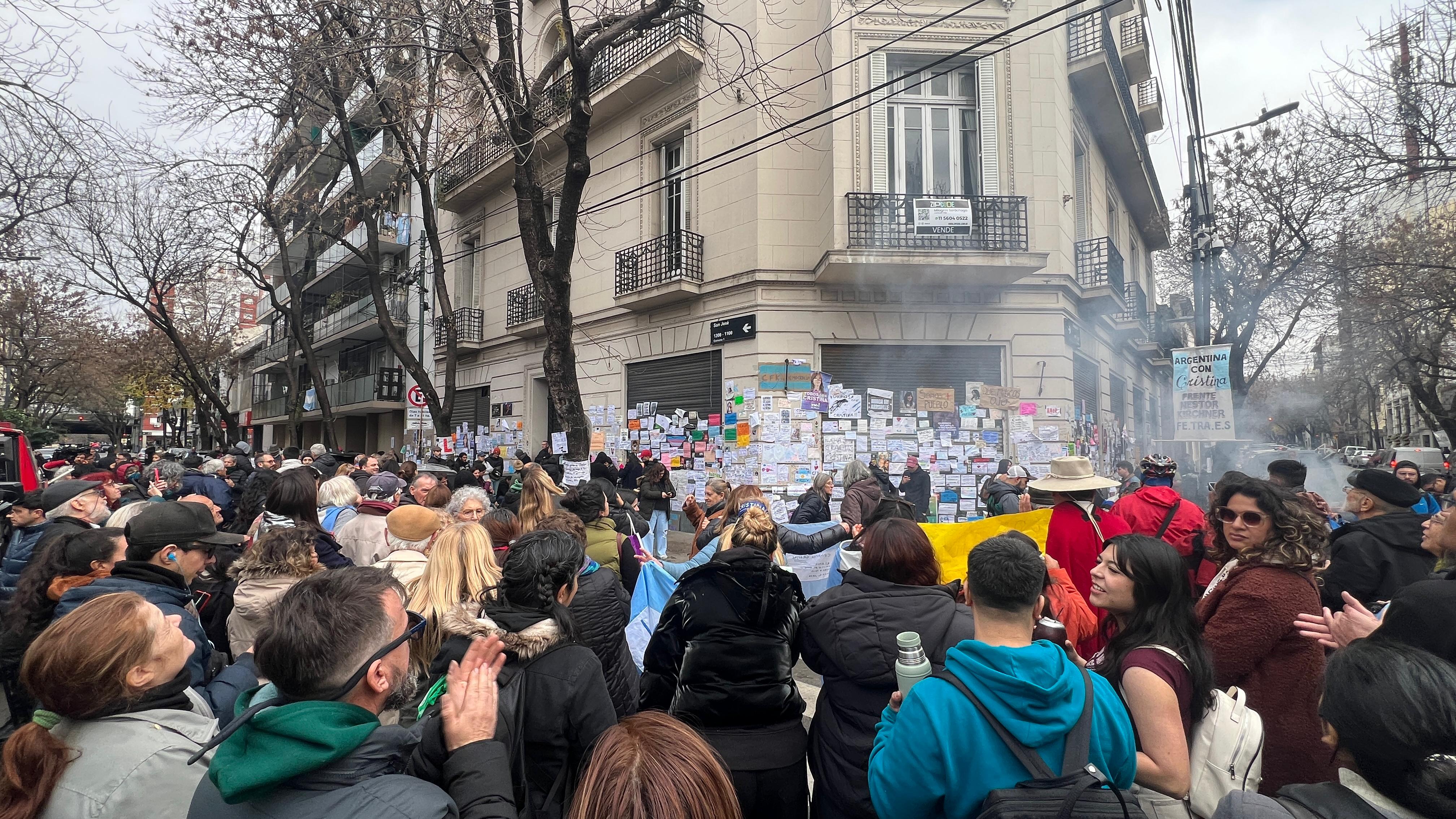 vallaron-el-frente-de-la-casa-de-cristina-kirchner-en-la-previa-a-un-banderazo-convocado-por-el-kirchnerismo-7 Vallaron el frente de la casa de Cristina Kirchner en la previa a un “banderazo” convocado por el kirchnerismo