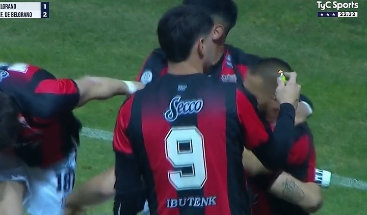 video-la-agresion-de-la-barra-de-belgrano-al-goleador-de-defe-1 Video: la agresión de la barra de Belgrano al goleador de Defe