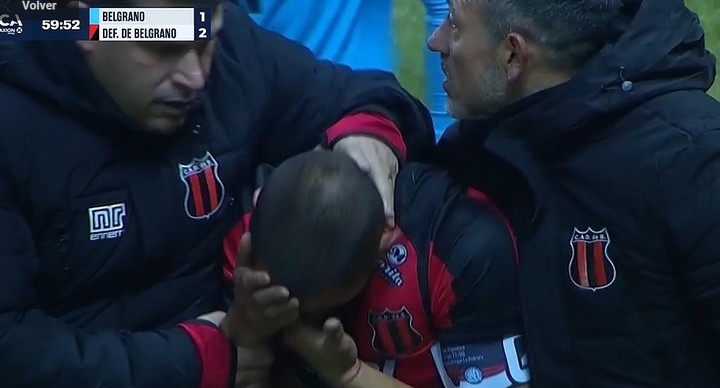 video-la-agresion-de-la-barra-de-belgrano-al-goleador-de-defe-2 Video: la agresión de la barra de Belgrano al goleador de Defe