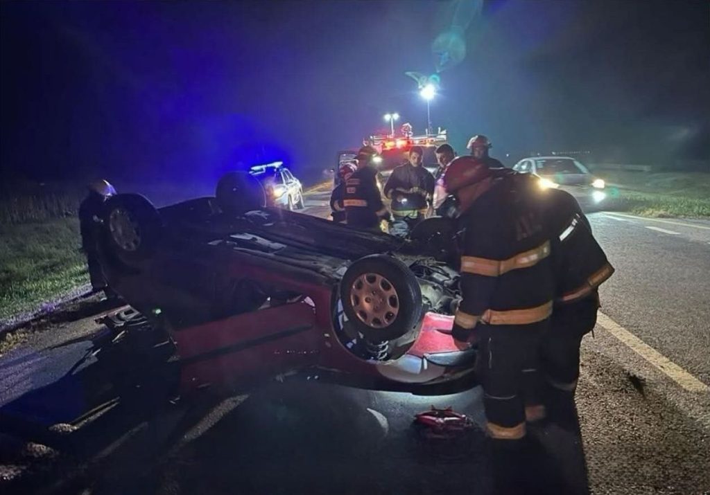 Grave accidente en Ruta 2: Perdió el control, se cruzó de carril y volcó en medio de la niebla