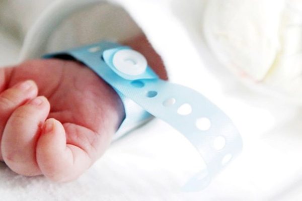 Joven dio a luz en Pinamar y abandonó a su hija en el hospital: es intensamente buscada