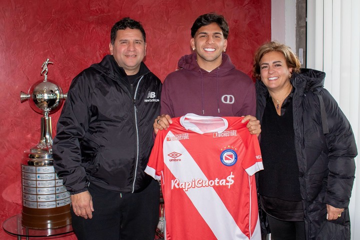 la-revelacion-de-lopez-munoz-sobre-maradona-me-pedia-que-le-sacara-el-escudo-de-river-a-mis-videos-1 La revelación de López Muñoz sobre Maradona: "Me pedía que le sacara el escudo de River a mis videos"