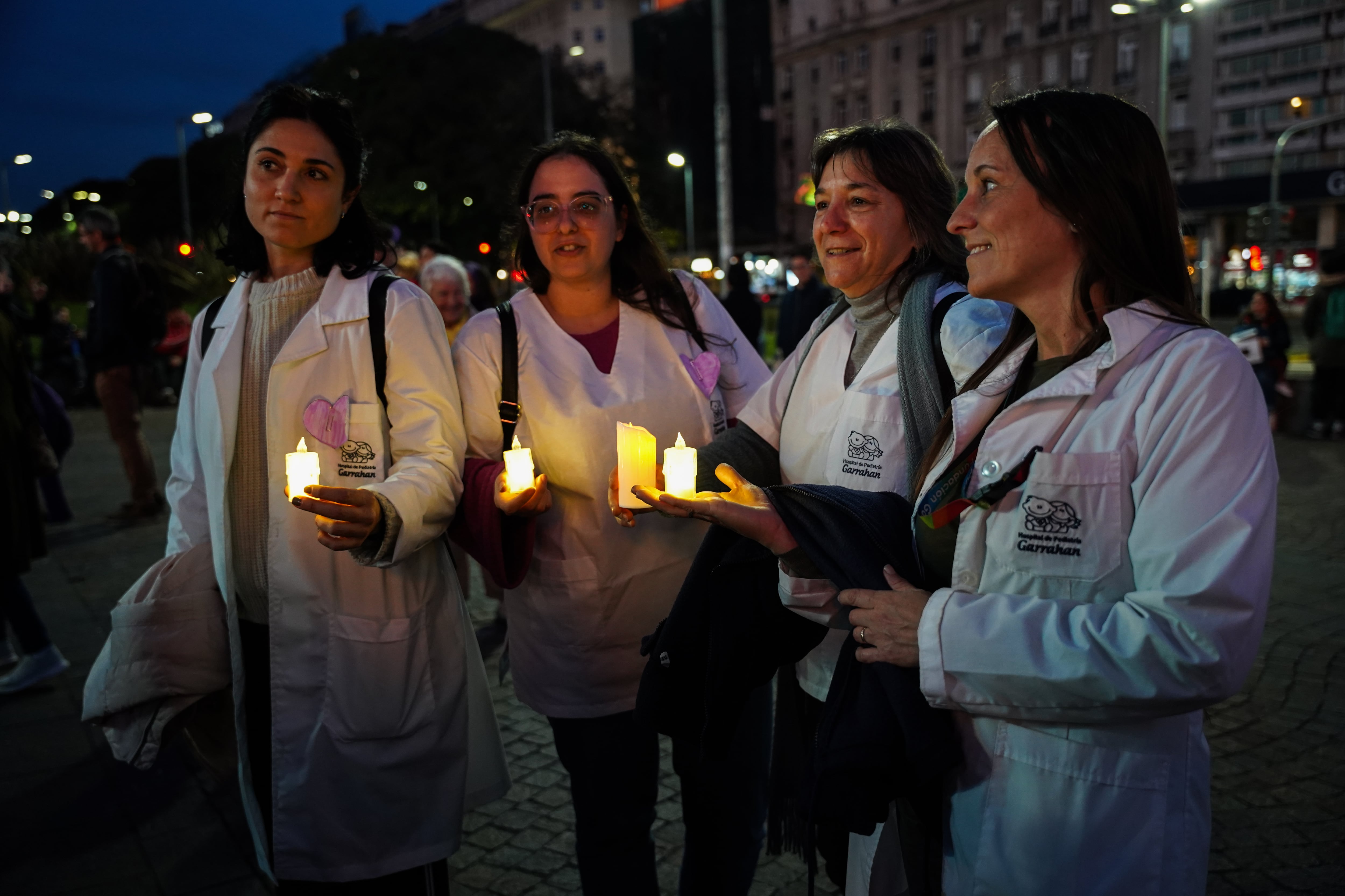 los-trabajadores-del-hospital-garrahan-convocaron-a-una-nueva-marcha-de-velas-en-el-obelisco-2 Los trabajadores del Hospital Garrahan convocaron a una nueva marcha de velas en el Obelisco
