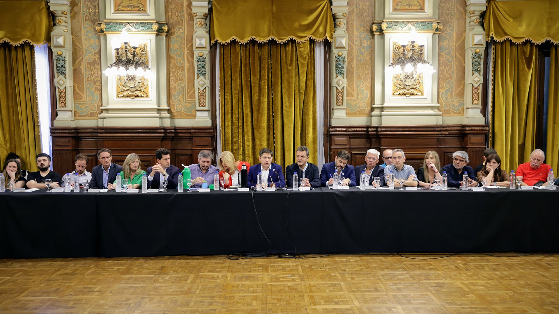nueva-cumbre-en-la-plata-kicillof-massa-y-maximo-kirchner-afinaron-el-acuerdo-para-presentar-una-alianza-conjunta-2 Nueva cumbre en La Plata: Kicillof, Massa y Máximo Kirchner afinaron el acuerdo para presentar una alianza conjunta