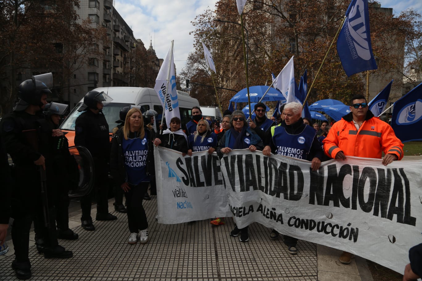 organizaciones-que-piden-por-la-ley-de-emergencia-en-discapacidad-y-trabajadores-de-vialidad-se-movilizan-al-congreso-1 Organizaciones que piden por la Ley de Emergencia en Discapacidad y trabajadores de Vialidad se movilizan al Congreso