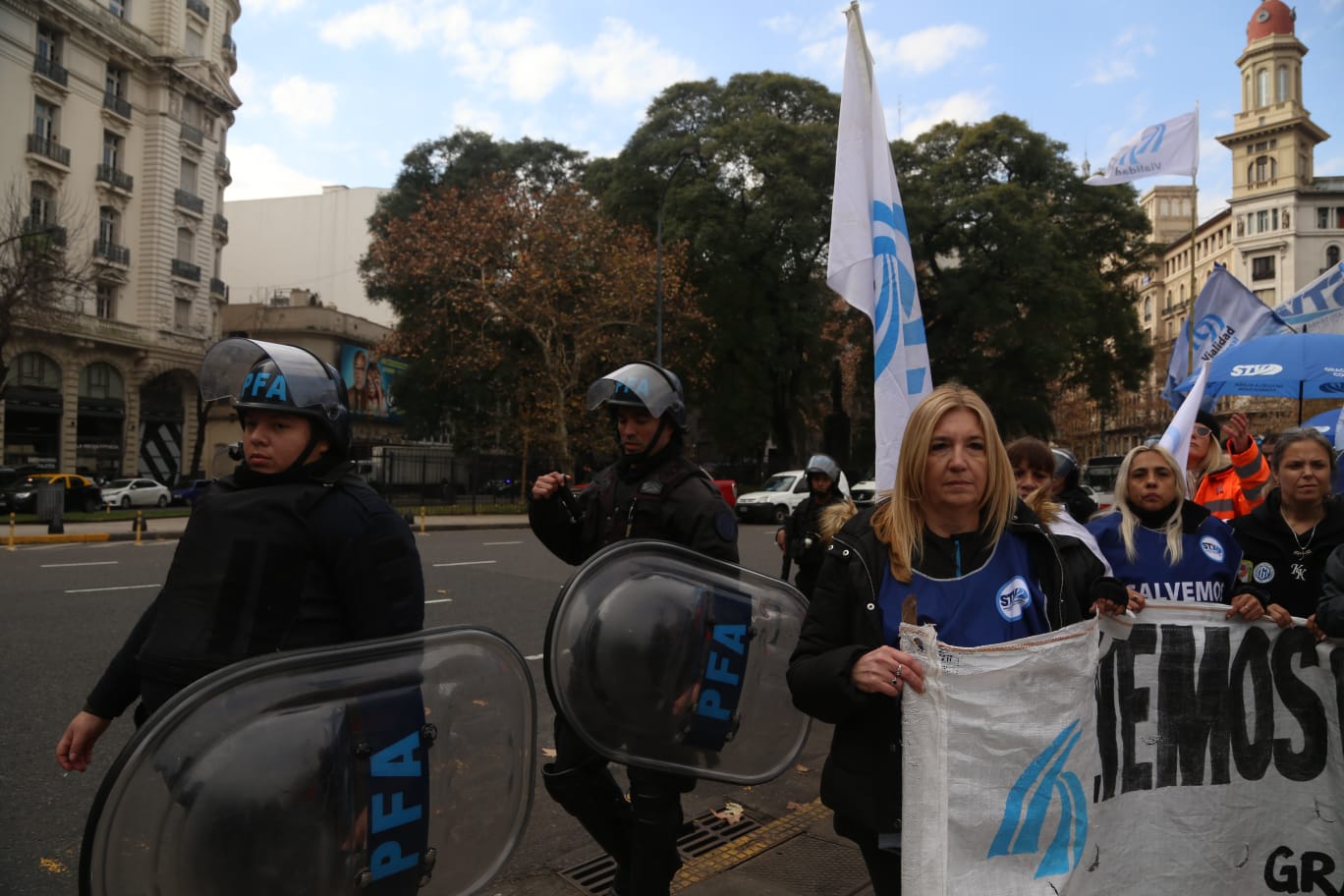 organizaciones-que-piden-por-la-ley-de-emergencia-en-discapacidad-y-trabajadores-de-vialidad-se-movilizan-al-congreso-2 Organizaciones que piden por la Ley de Emergencia en Discapacidad y trabajadores de Vialidad se movilizan al Congreso