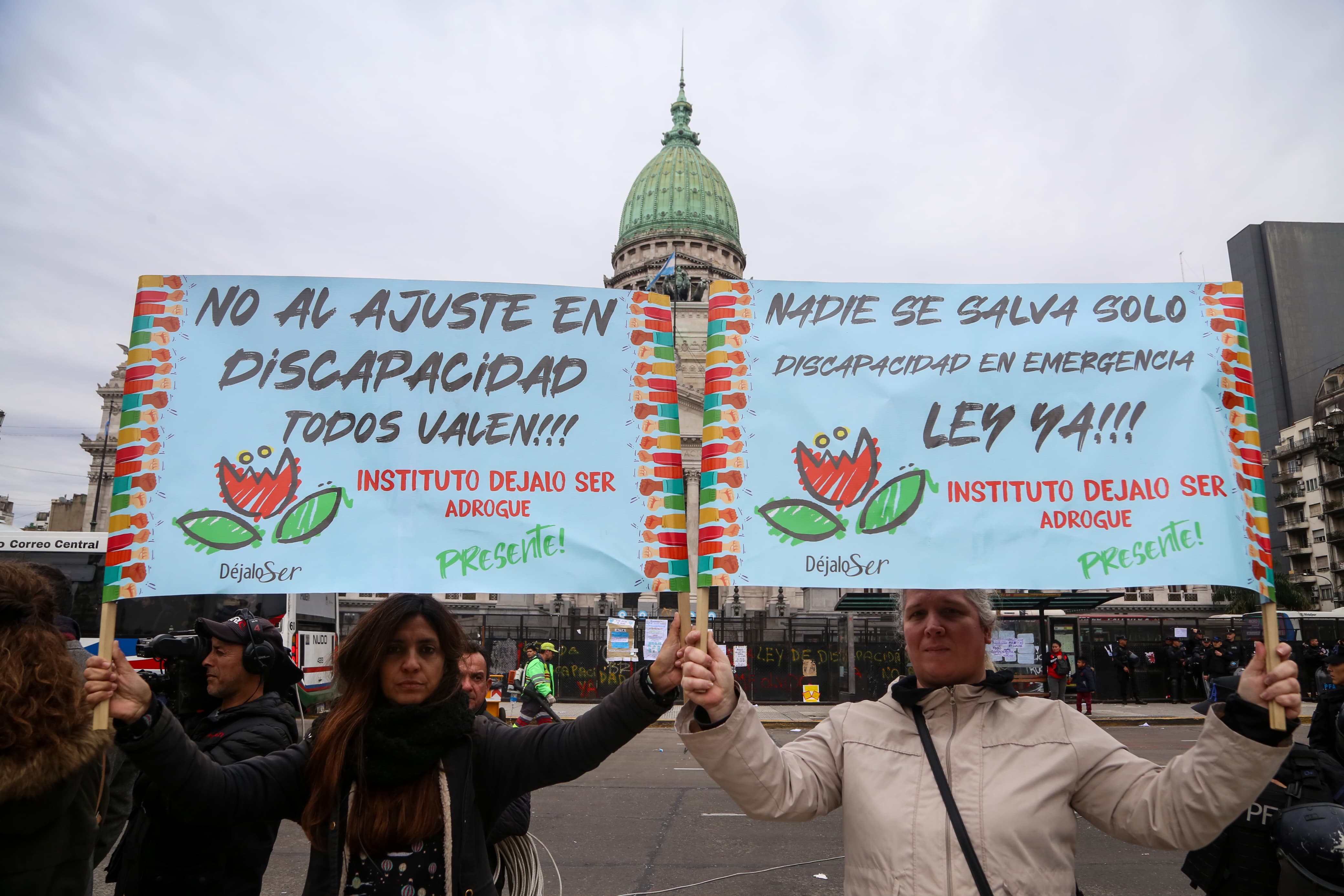 organizaciones-que-piden-por-la-ley-de-emergencia-en-discapacidad-y-trabajadores-de-vialidad-se-movilizan-al-congreso-4 Organizaciones que piden por la Ley de Emergencia en Discapacidad y trabajadores de Vialidad se movilizan al Congreso