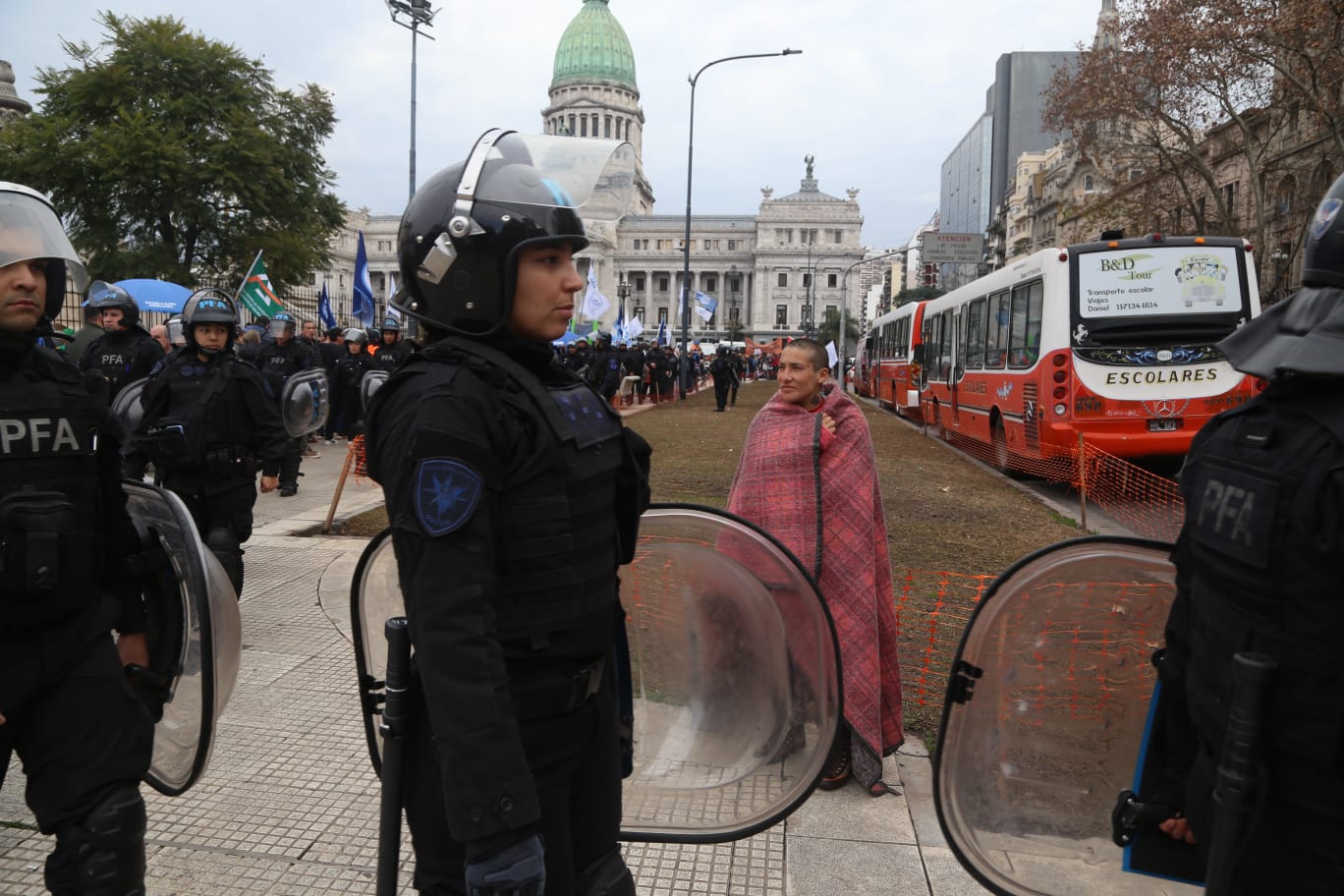 organizaciones-que-piden-por-la-ley-de-emergencia-en-discapacidad-y-trabajadores-de-vialidad-se-movilizan-al-congreso-5 Organizaciones que piden por la Ley de Emergencia en Discapacidad y trabajadores de Vialidad se movilizan al Congreso