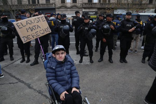 Organizaciones que piden por la Ley de Emergencia en Discapacidad y trabajadores de Vialidad se movilizan al Congreso
