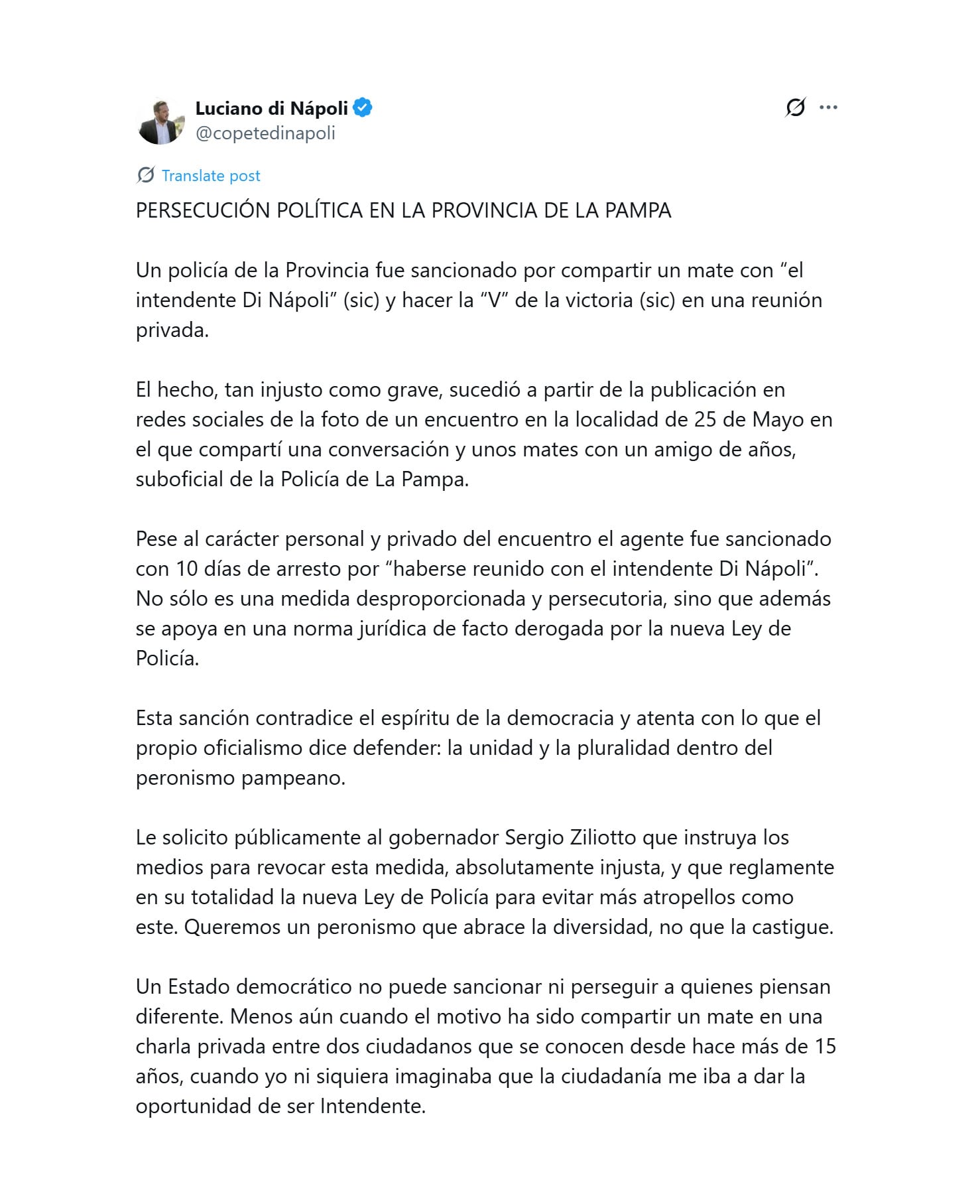 sancionaron-a-un-policia-por-posar-en-una-foto-con-la-v-peronista-y-el-intendente-de-santa-rosa-denuncio-persecucion-politica-2 Sancionaron a un policía por posar en una foto con la “V” peronista y el intendente de Santa Rosa denunció “persecución política”