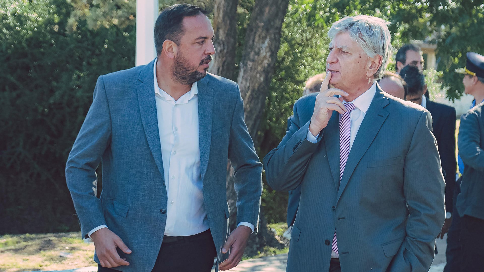 sancionaron-a-un-policia-por-posar-en-una-foto-con-la-v-peronista-y-el-intendente-de-santa-rosa-denuncio-persecucion-politica-3 Sancionaron a un policía por posar en una foto con la “V” peronista y el intendente de Santa Rosa denunció “persecución política”