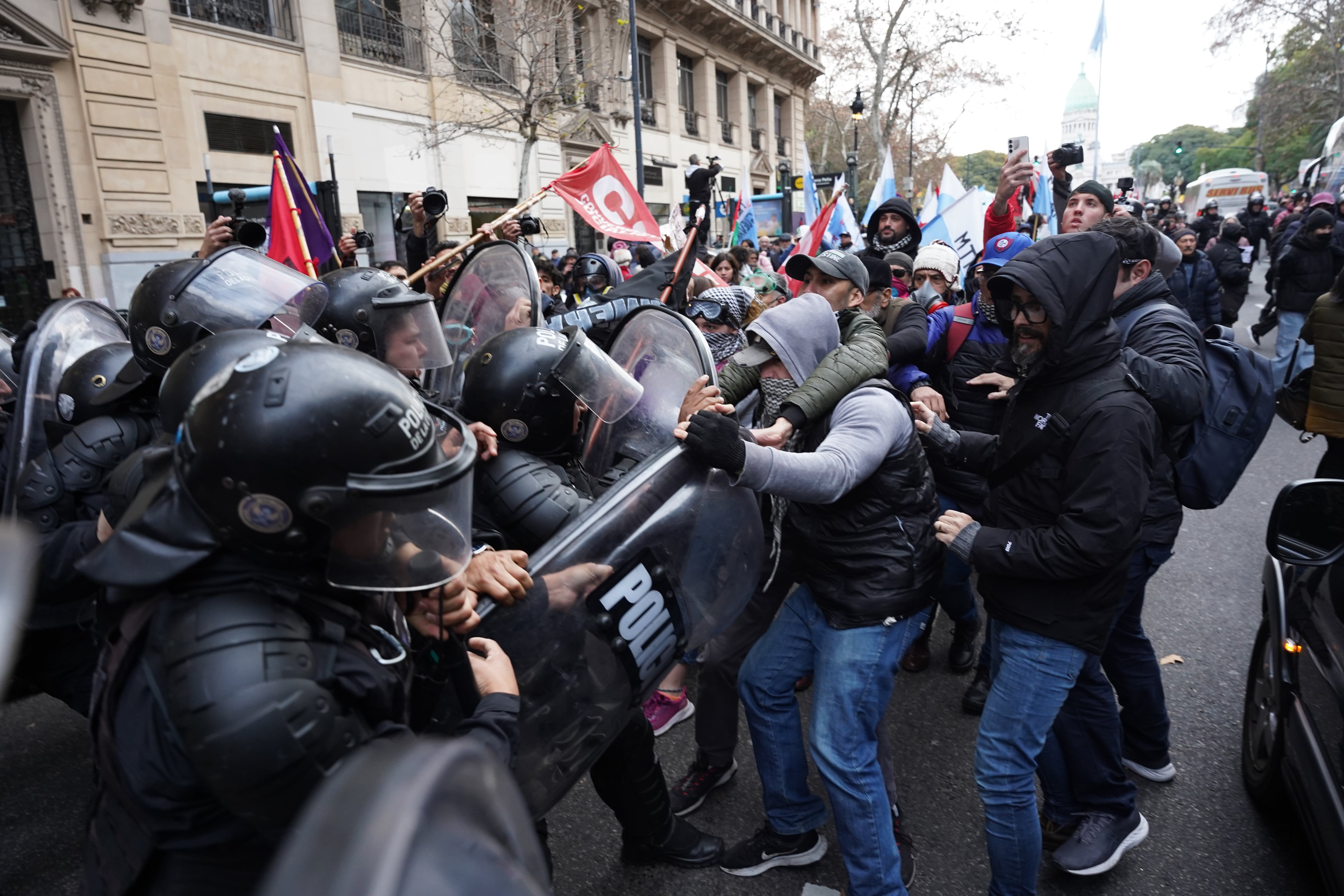 video-asi-fue-el-momento-en-el-que-agredieron-a-un-policia-en-la-marcha-de-jubilados-1 Video: así fue el momento en el que agredieron a un policía en la marcha de jubilados
