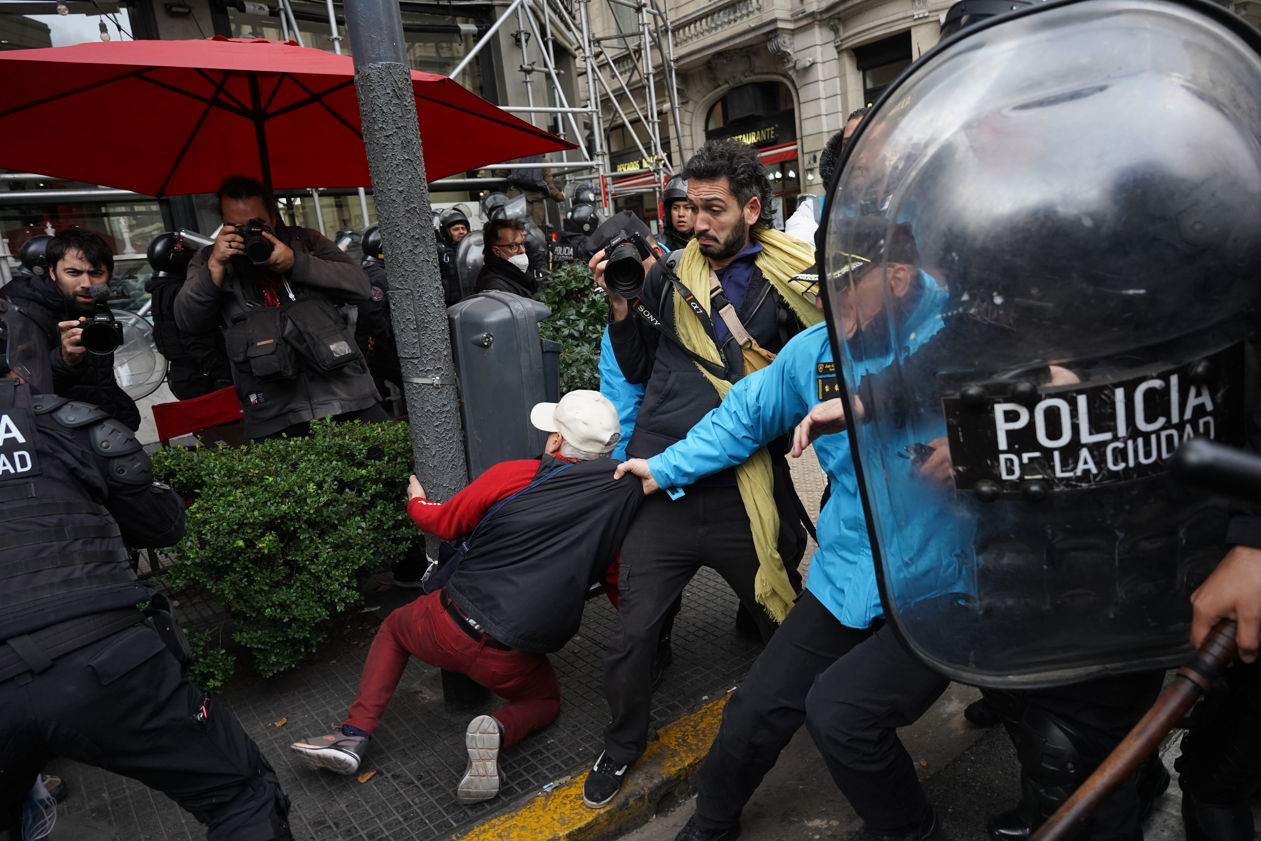 video-asi-fue-el-momento-en-el-que-agredieron-a-un-policia-en-la-marcha-de-jubilados-2 Video: así fue el momento en el que agredieron a un policía en la marcha de jubilados