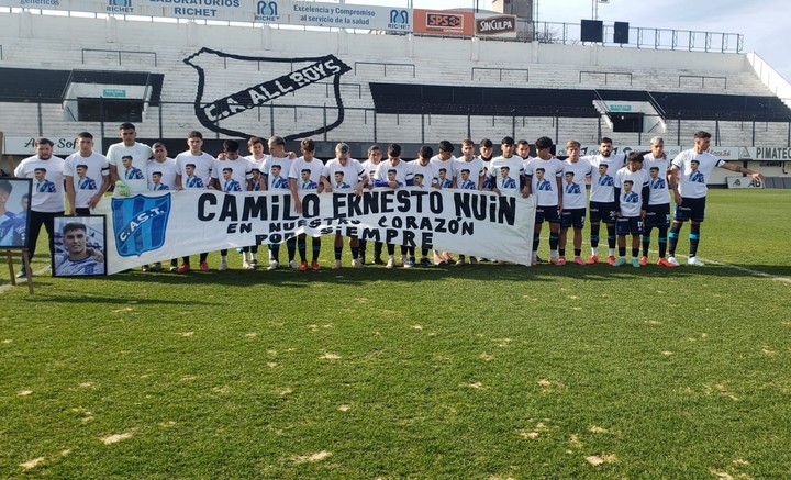 video-el-emotivo-minuto-de-silencio-de-san-telmo-en-honor-a-camilo-nuin-el-jugador-de-reserva-fallecido-1 Video: el emotivo minuto de silencio de San Telmo en honor a Camilo Nuin, el jugador de Reserva fallecido