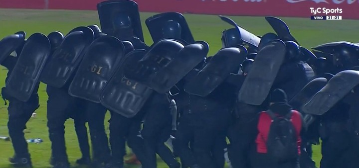 video-la-escandalosa-salida-de-los-jugadores-de-colon-del-campo-de-juego-de-a-grupos-y-escoltados-por-la-policia-1 Video: la escandalosa salida de los jugadores de Colón del campo de juego, de a grupos y escoltados por la policía