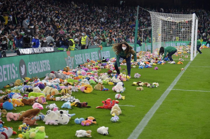 belgrano-y-un-gran-gesto-lluvia-de-peluches-para-donar-en-el-dia-del-nino-1 Belgrano y un gran gesto: lluvia de peluches para donar en el Día del Niño