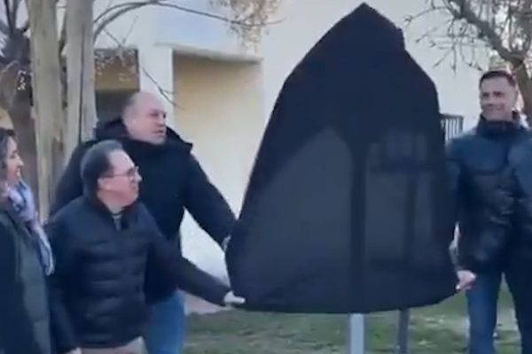 Insólito: un intendente en Neuquén inauguró un cartel para cambiar de sentido una calle y el video se hizo viral
