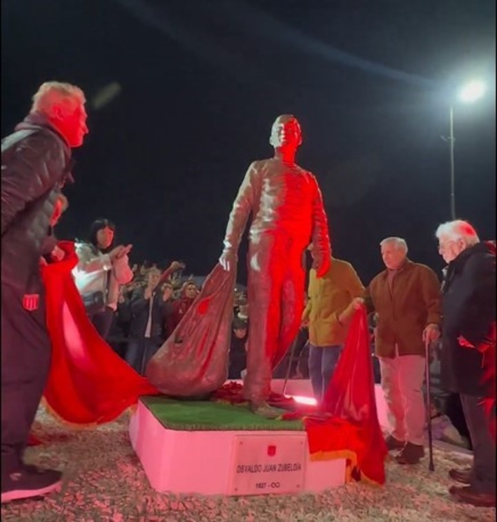profesor-eterno-estudiantes-inauguro-la-estatua-de-osvaldo-zubeldia-1 Profesor eterno: Estudiantes inauguró la estatua de Osvaldo Zubeldía