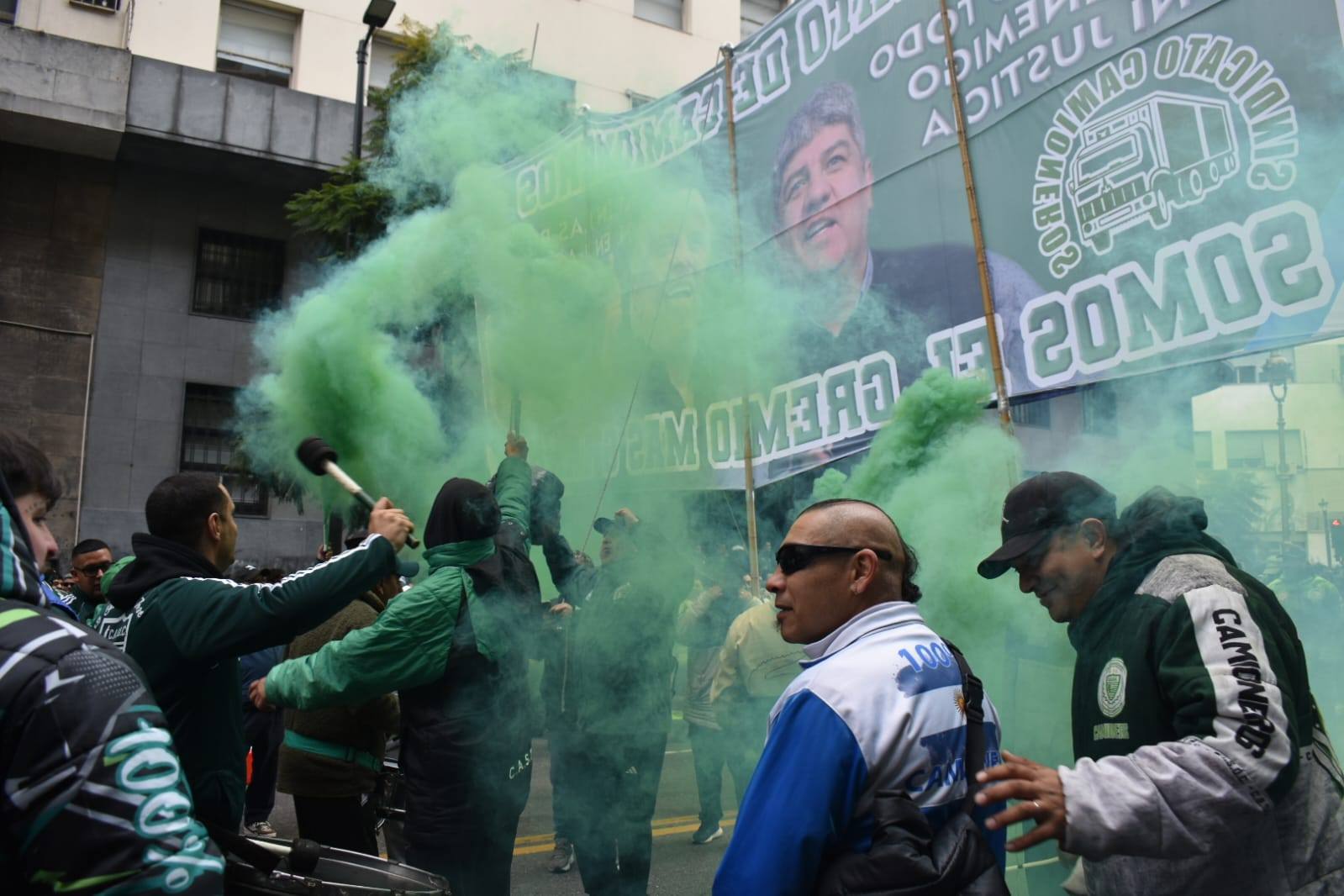 recrudece-la-pelea-de-los-moyano-hubo-pinas-y-palazos-en-la-calle-entre-activistas-que-responden-a-hugo-y-a-su-hijo-pablo-1 Recrudece la pelea de los Moyano: hubo piñas y palazos en la calle entre activistas que responden a Hugo y a su hijo Pablo