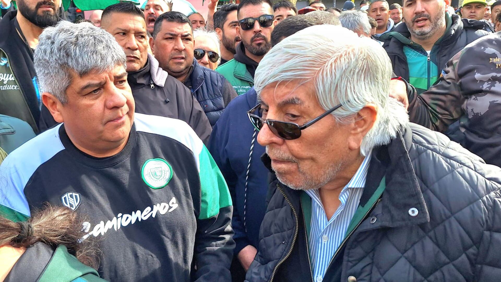 recrudece-la-pelea-de-los-moyano-hubo-pinas-y-palazos-en-la-calle-entre-activistas-que-responden-a-hugo-y-a-su-hijo-pablo-2 Recrudece la pelea de los Moyano: hubo piñas y palazos en la calle entre activistas que responden a Hugo y a su hijo Pablo