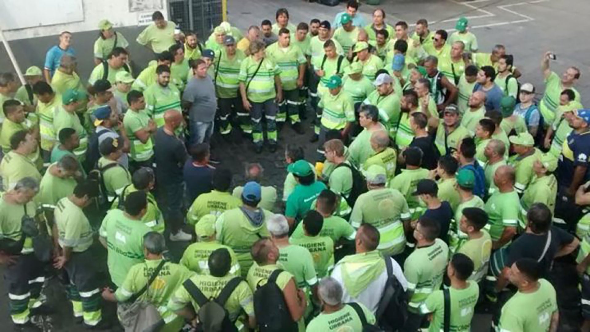 recrudece-la-pelea-de-los-moyano-hubo-pinas-y-palazos-en-la-calle-entre-activistas-que-responden-a-hugo-y-a-su-hijo-pablo-3 Recrudece la pelea de los Moyano: hubo piñas y palazos en la calle entre activistas que responden a Hugo y a su hijo Pablo