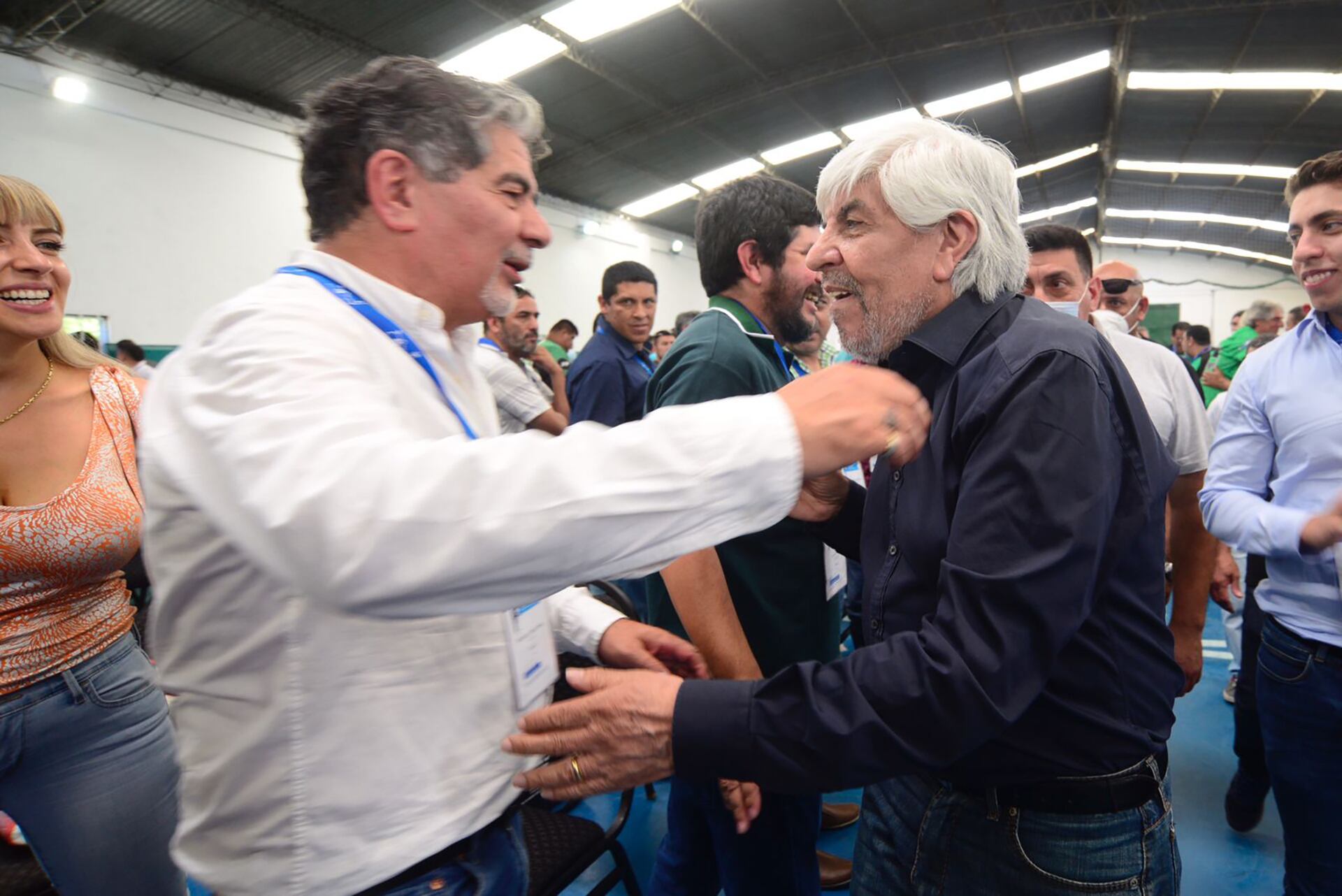 recrudece-la-pelea-de-los-moyano-hubo-pinas-y-palazos-en-la-calle-entre-activistas-que-responden-a-hugo-y-a-su-hijo-pablo-6 Recrudece la pelea de los Moyano: hubo piñas y palazos en la calle entre activistas que responden a Hugo y a su hijo Pablo