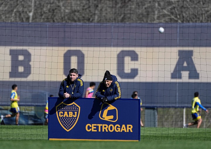 se-sube-al-avion-la-imagen-del-jugador-de-boca-que-vuela-a-europa-este-martes-1 Se sube al avión: la imagen del jugador de Boca que vuela a Europa este martes