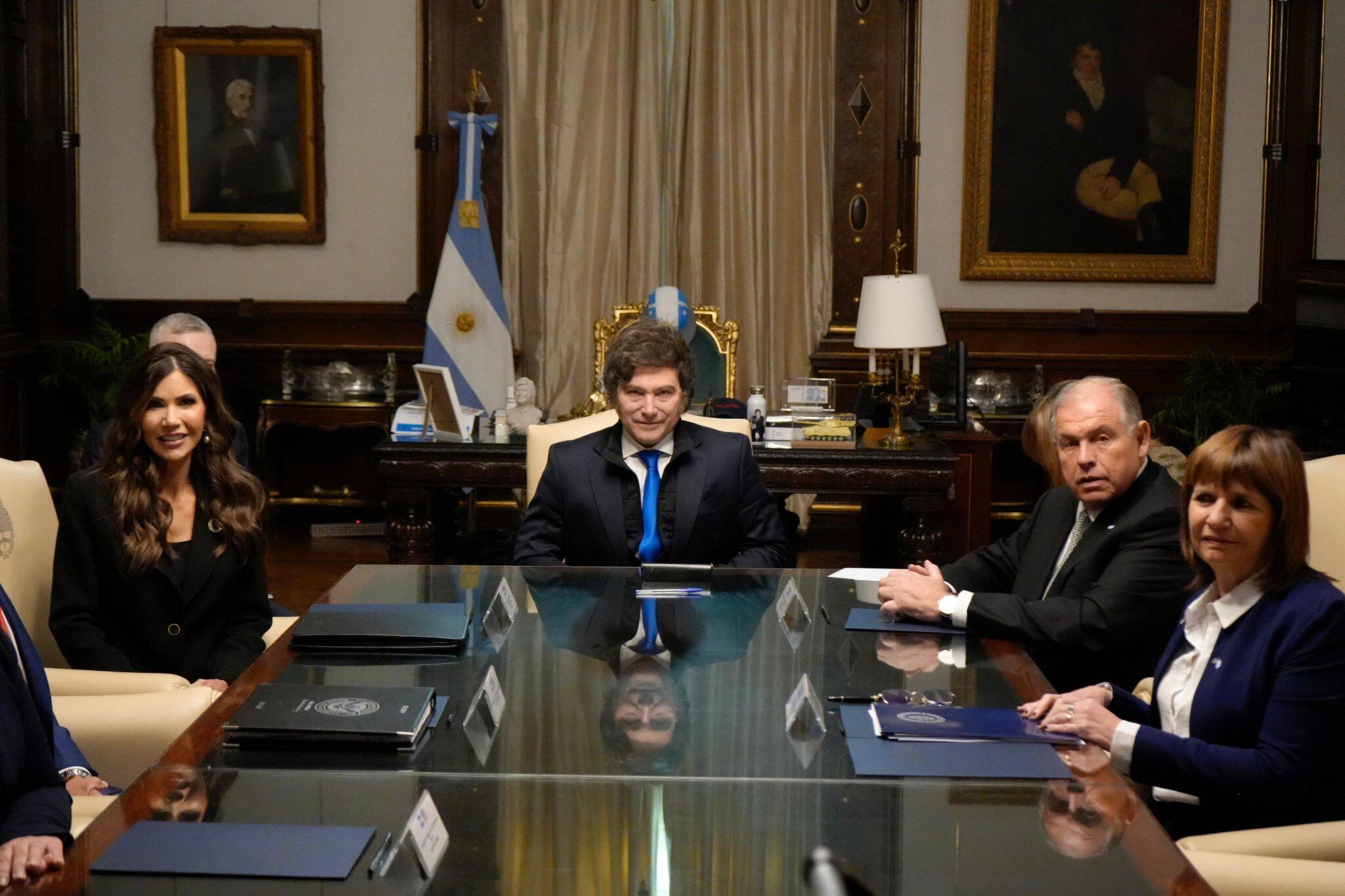 un-gobernador-de-eeuu-cercano-a-trump-vendra-a-la-argentina-con-una-fuerte-agenda-militar-y-de-seguridad-2 Un gobernador de EEUU cercano a Trump vendrá a la Argentina con una fuerte agenda militar y de seguridad