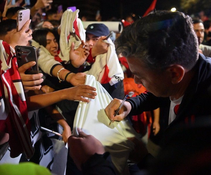 videos-el-multitudinario-recibimiento-a-river-en-mendoza-para-la-copa-argentina-1 Videos: el multitudinario recibimiento a River en Mendoza para la Copa Argentina