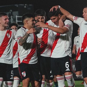 videos-el-multitudinario-recibimiento-a-river-en-mendoza-para-la-copa-argentina-3 Videos: el multitudinario recibimiento a River en Mendoza para la Copa Argentina