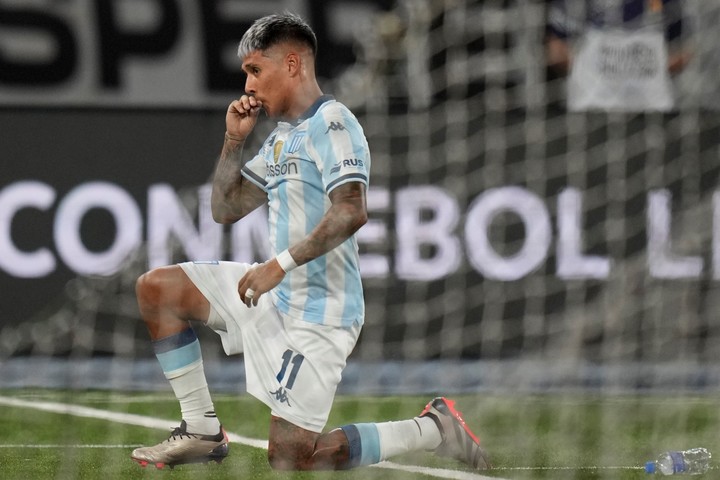 ya-en-uruguay-los-primeros-autografos-y-fotos-de-rojo-con-los-hinchas-de-racing-2 Ya en Uruguay, los primeros autógrafos y fotos de Rojo con los hinchas de Racing