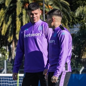 ya-en-uruguay-los-primeros-autografos-y-fotos-de-rojo-con-los-hinchas-de-racing-5 Ya en Uruguay, los primeros autógrafos y fotos de Rojo con los hinchas de Racing