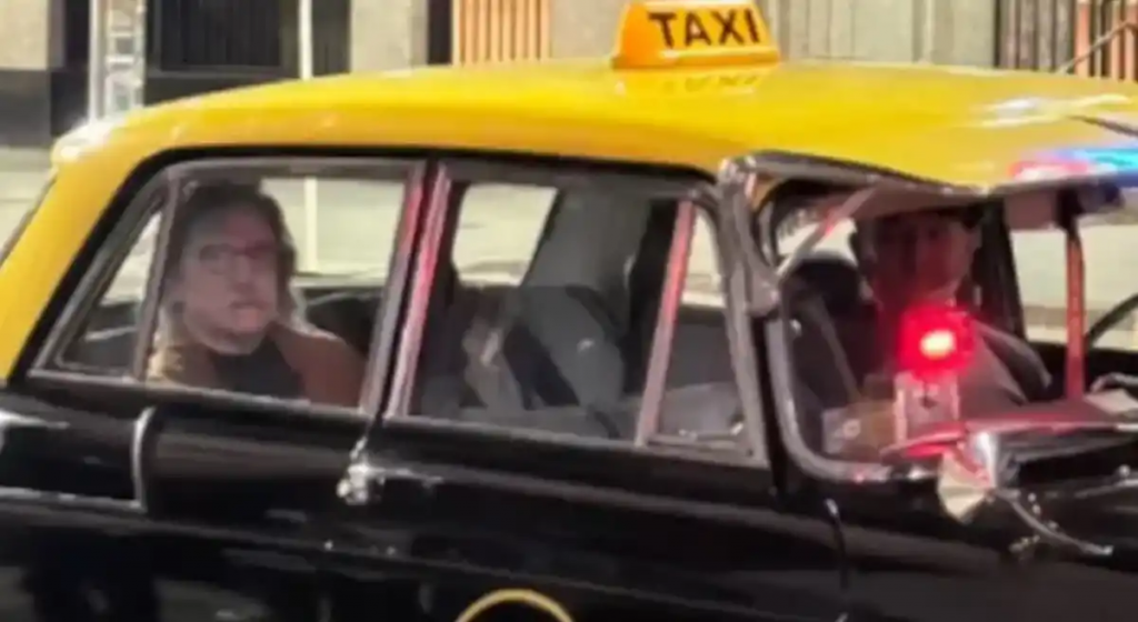 charly-garcia-fue-visto-filmando-un-video-en-la-calle-corrientes-a-bordo-de-un-taxi-antiguo Charly García fue visto filmando un video en la calle Corrientes a bordo de un taxi antiguo