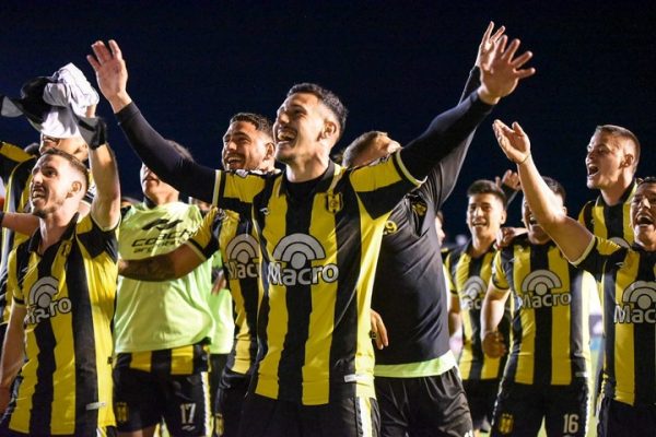 Con dos jugadores menos, Deportivo Madryn empató y sigue cerca de la final por el ascenso