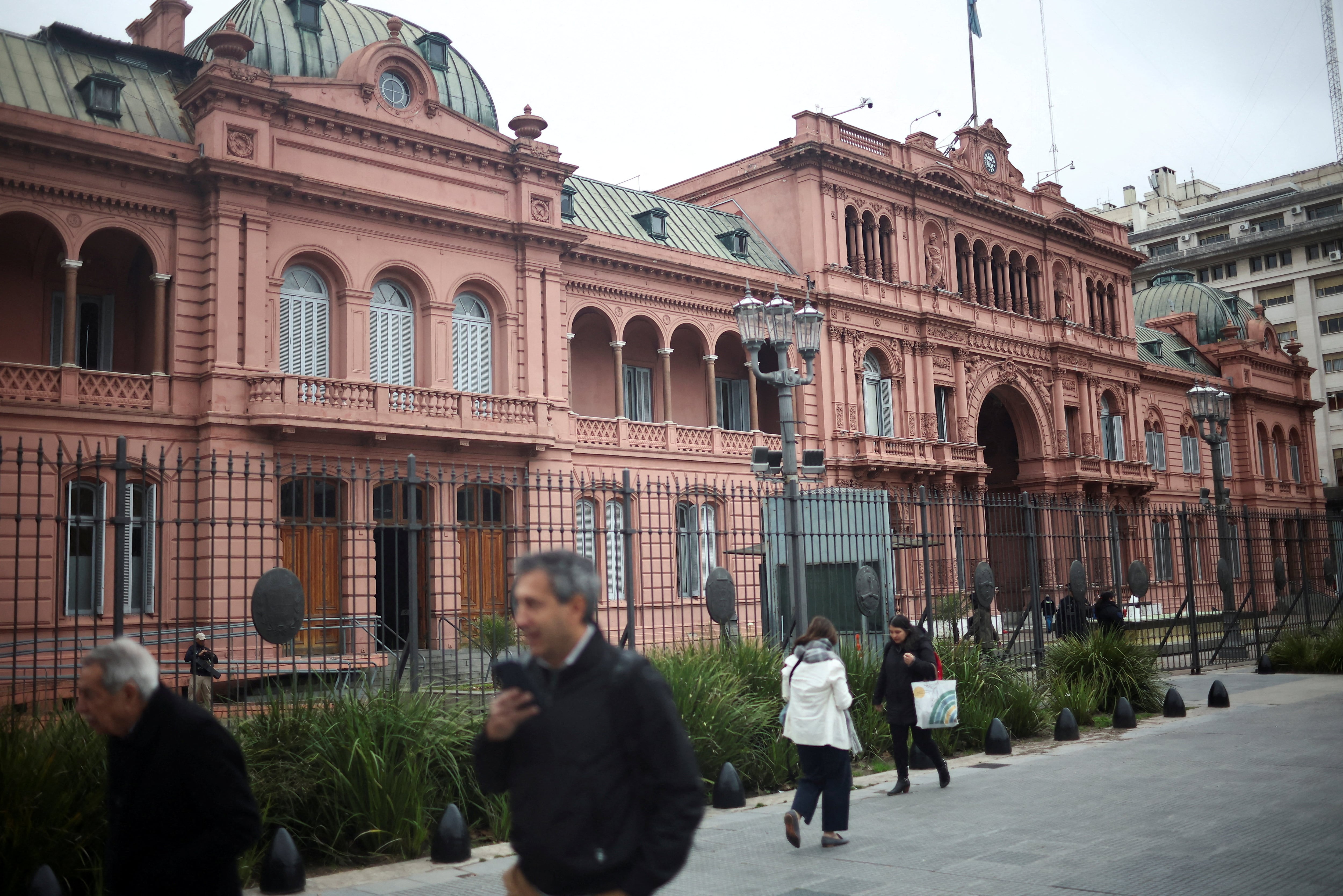 con-el-debut-de-pilar-ramirez-y-santiago-caputo-la-mesa-bonaerense-disena-la-campana-en-casa-rosada-2 Con el debut de Pilar Ramírez y Santiago Caputo, la mesa bonaerense diseña la campaña en Casa Rosada