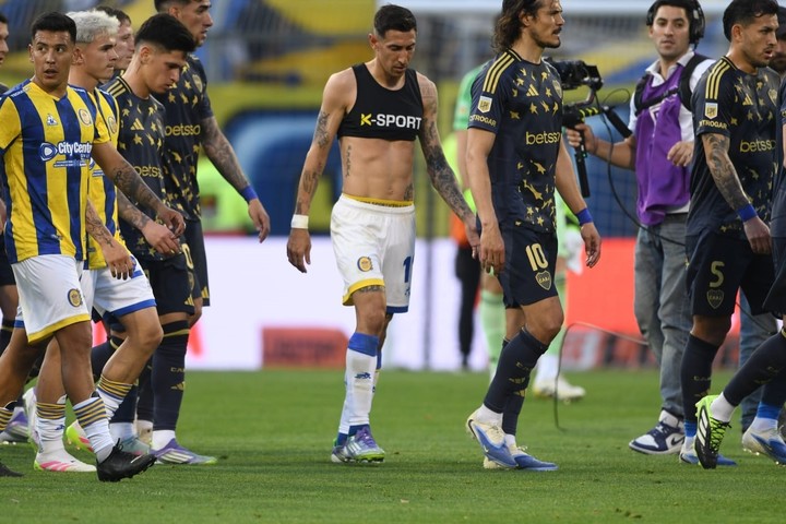 de-canalla-a-canalla-di-maria-le-regalo-su-camiseta-a-lautaro-blanco-en-el-entretiempo-1 De canalla a canalla: Di María le regaló su camiseta a Lautaro Blanco en el entretiempo